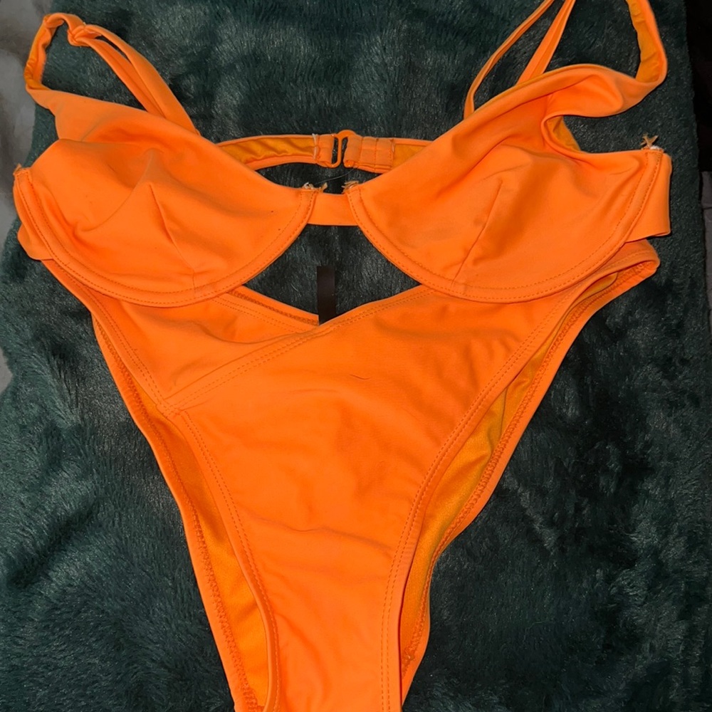 Kendall and Kylie bikini